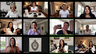 Reunión virtual en Zoom con varias personas mostrando productos y sonriendo en un ambiente amistoso.